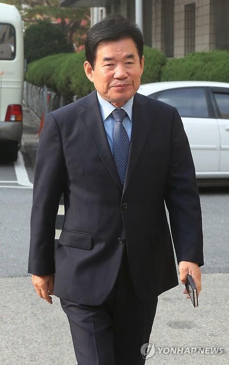 첫 공판 출석한 김진표 의원