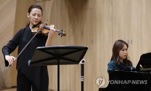 연주하는 클라라 주미 강과 손열음