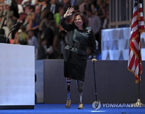 '의족 여군' 태미 덕워스, 美하원의원 거쳐 상원 입성 성공