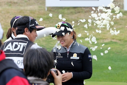 축하 꽃세례 받는 조윤지.<KLPGA 제공>