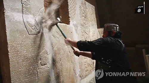 이라크 고대도시 님루드의 유물을 파괴하는 IS조직원