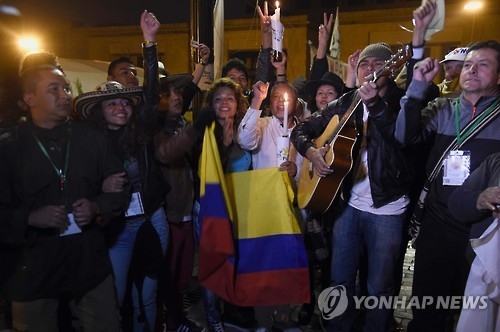 12일(현지시간) 콜롬비아 정부와 FARC의 새 평화협정이 발표된 후 콜롬비아 보고타의 볼리바르 광장에서 시민들이 이를 자축하고 있다(AFP=연합뉴스 자료사진)