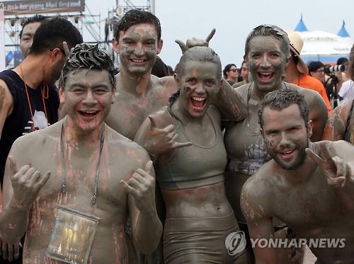 머드축제장의 외국 관광객.
