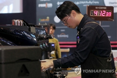 집중하는 바리스타, 연합뉴스 자료사진