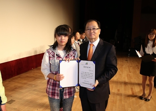 이석화 청양군수가 관내 학생에게 장학증서를 전달하고 있다.