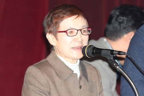일본 '후쿠시마 지원·사람과 문화 네트워크' 군지 마유미 사무국장이 25일 오후 대전시청사 대강당에서 열린 '원자력 안전 시민 대토론회'에서 강연하고 있다.