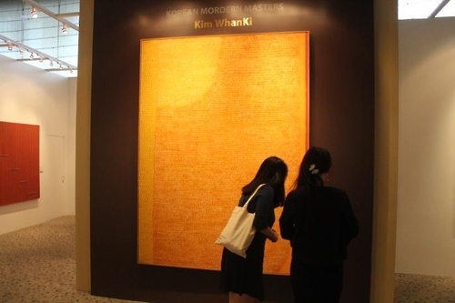 김환기의 노란색 전면점화 관람하는 홍콩 관람객