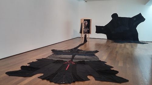 'Skin-Clothing', 헌옷·의류 라벨·합성가죽·나무, 가변적 설치, 2005, 2016