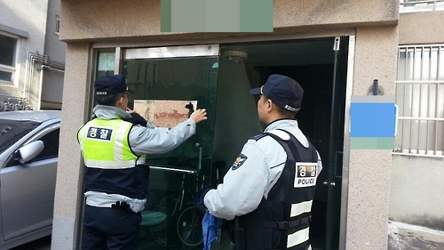 남양주경찰서 직원들이 '안심거울'을 부착하고 있다.