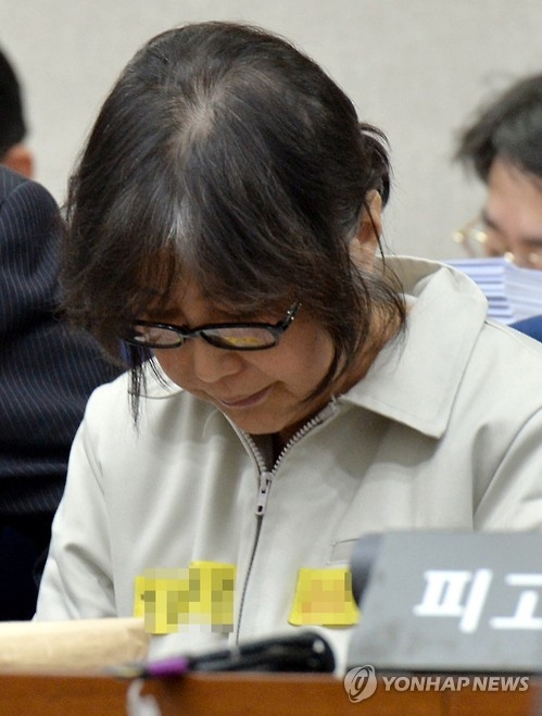 (서울 사진공동취재단=연합뉴스) 국정농단 사건의 핵심인물인 최순실 씨가 5일 오후 서울 서초동 서울중앙지법에서 열린 1차 공판에 출석해 고개를 숙이고 있다. 2017.1.5photo@yna.co.kr