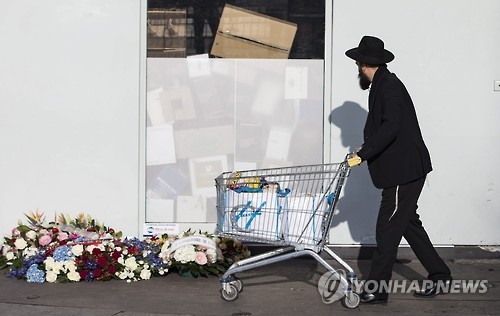파리 유대인 식품점 테러 2주년 희생자 추모 헌화