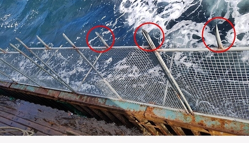 쇠창살에 철망까지 설치한 불법조업 중국어선