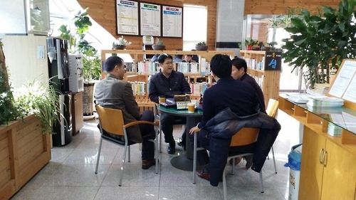 신안군청 민원실에 마련된 북 카페