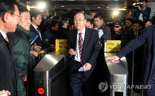 대선출정식 방불케 한 潘 귀갓길…"닭은 새벽을 알린다"(종합) - 3