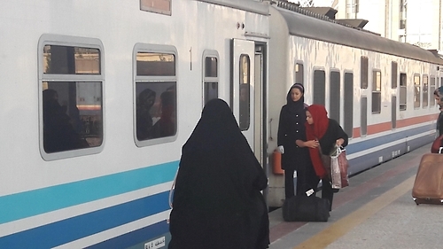테헤란 중앙역(라흐어한 역)의 기차