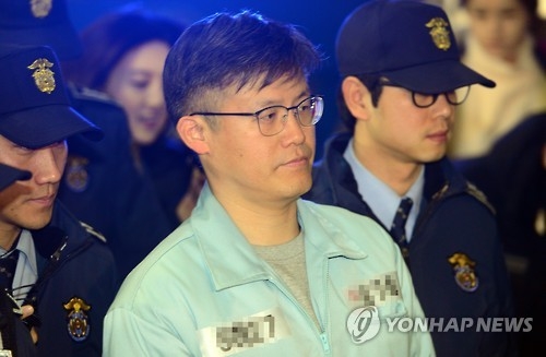 네번째 특검 출석(서울=연합뉴스) 서명곤 기자 = '비선 실세' 최순실 씨 국정농단 의혹의 핵심 인물 가운데 한 명인 정호성 전 청와대 부속비서관이 10일 오후 조사를 받기 위해 서울 강남구 특검 사무실로 들어서고 있다. 2017.1.10