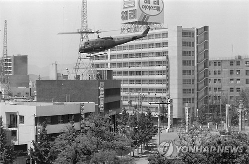 5·18 당시 광주 금남로 전일빌딩 인근을 나는 군 헬기.