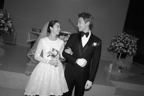 19일 결혼한 김태희와 비(오른쪽)