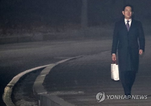 구치소 밖으로 향하는 이재용 부회장