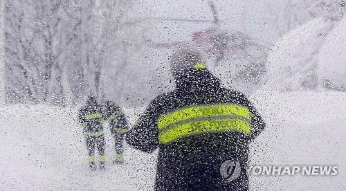 伊중부 눈사태 호텔 투숙객 구조 위해 당도한 구조인력