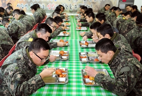 급식을 먹고 있는 훈련병들. [국방부 제공]