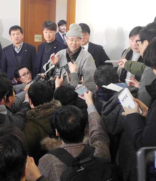 인터뷰하는 부석사 원우 스님