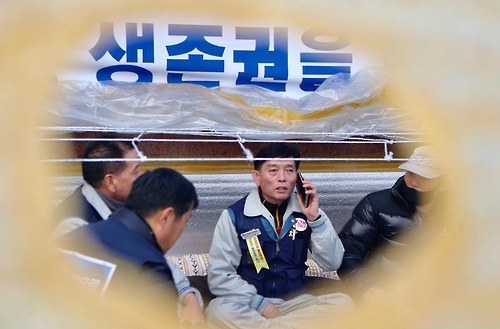 천막농성하는 S&T중공업 노조원들