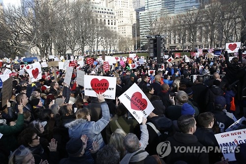 反이민 행정명령에 반대 시위 벌이는 미국인들