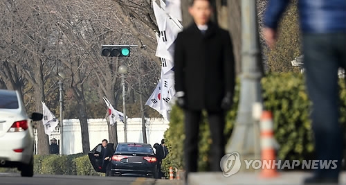 3일 오전 9시 51분께 청와대 연풍문 앞에서 박충근 양재식 특검보를 태운 차량에서 사람이 내리고 있다.