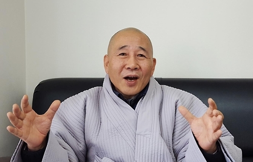 마하이주민지원단체협의회의 상임대표 정호 스님이 3일 연합뉴스와의 인터뷰에서 이주민을 똑같은 인간으로 대해야 한다고 역설하고 있다.