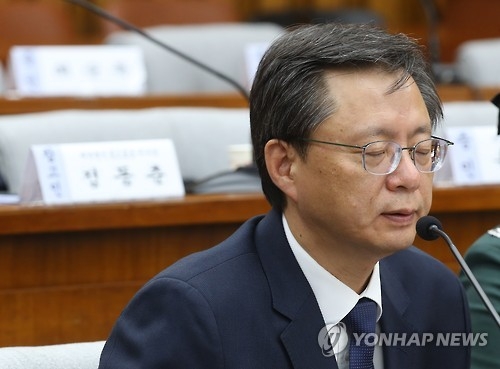 우병우 전 청와대 민정수석이 23일 오전 국회에서 열린 박근혜 정부의 최순실 등 민간인에 의한 국정농단 의혹사건 진상규명을 위한 국정조사 5차 청문회에서 마지막 심경을 말하고 있다.
