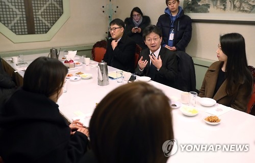 女心잡기 나선 유승민…'육아휴직3년' 카드에 "경력단절 없앨것" - 2