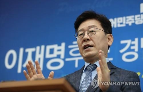 경남도의회에서 기자간담회하는 이재명 성남시장.