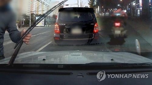 아찔한 보복운전…17t트럭, 승용차 뒤에서 12차례 들이받아(종합) - 1