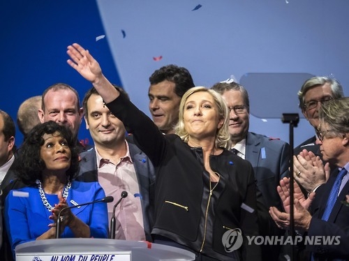 대선출정 연설서 지지자들에 화답하는 마린 르펜 국민전선(FN) 대표