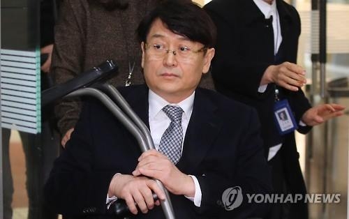 최순실 재판 증언 나선 김형수 전 이사장(서울=연합뉴스) 김주성 기자 = 김형수 전 미르재단 이사장이 국정농단 사태의 주범인 '비선실세' 최순실 씨의 10회 공판에 증인으로 출석하기 위해 7일 오후 휠체어를 타고 서울 서초구 서울중앙지방법원 법정으로 향하고 있다. 2017.2.7utzza@yna.co.kr