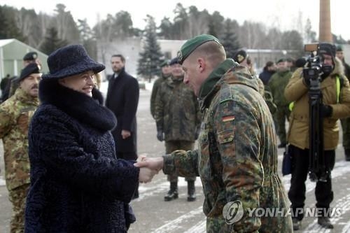 나토군을 맞이하는 달리아 그리바우스카이테 리투아니아 대통령