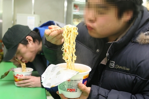 "부자가 가난한 사람보다 덜 짜게 먹는다" - 1