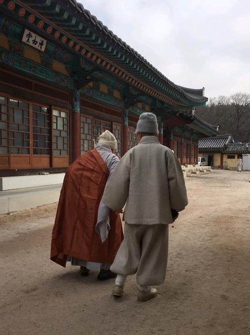 (울산=연합뉴스) 김기훈 기자 = 울산 석남사에서 아침 예불을 마친 노스님이 처소로 돌아가고 있다. 2017.2.7.kihun@yna.co.kr