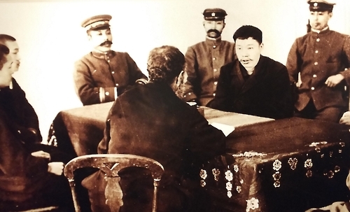 안중근 의사가 사형 집행 전 두 동생과 빌렘신부에게 유언을 남기고 있다