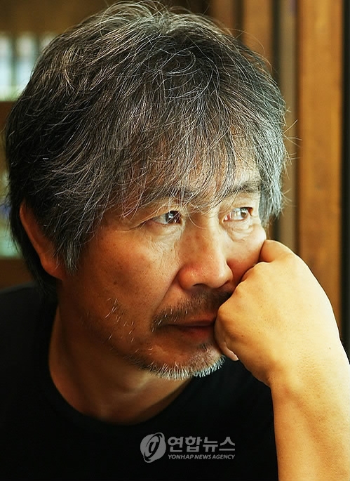 40주년 앨범 내고 공연하는 최백호