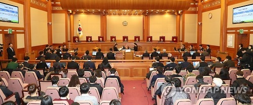 이정미 헌재소장 권한대행 출석인 확인(서울=연합뉴스) 김현태 기자 = 이정미 헌법재판소장 권한대행이 9일 오전 서울 종로구 재동 헌법재판소에서 열린 박근혜 대통령 탄핵심판 사건 12차 변론에서 출석인들을 확인하고 있다. 2017.2.9mtkht@yna.co.kr(끝)