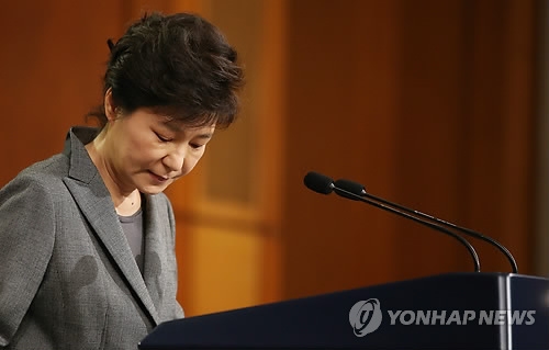 <세월호참사> 대국민 담화 마친 박근혜 대통령(서울=연합뉴스) 안정원 기자 = 박근혜 대통령이 19일 오전 청와대 춘추관에서 세월호 참사 관련 대국민담화를 마친 뒤 연단에서 내려오고 있다. 2014.5.19jeong@yna.co.kr(끝)