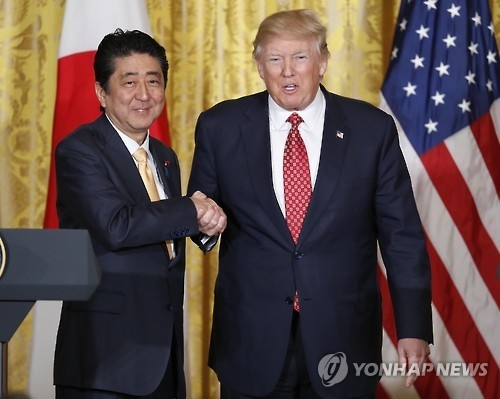 도널드 트럼프(오른쪽) 미국 대통령과 아베 신조 일본 총리