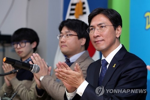 안희정 "대북송금특검, 위로된다면 사과…盧, 최선 다한 결론" - 1