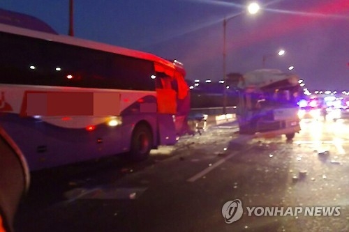 대구서 시내버스가 관광버스 추돌