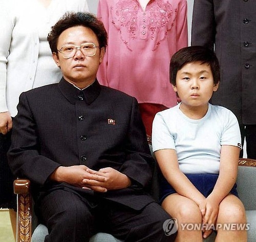 살해된 김정남, 어린시절 김정일과 함께