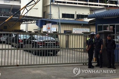 병원 영안실 앞 도착한 북한 대사관 차량(쿠알라룸푸르=연합뉴스) 황철환 특파원 = 북한 김정은 노동당 위원장의 이복형인 김정남의 시신 부검을 위해 옮겨진 쿠알라룸푸르 병원 영안실 앞에 주 말레이시아 북한 대사관 관계자의 차량들이 도착해 있다. 2017.2.15 photo@yna.co.kr(끝)