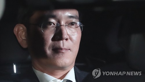 이재용 결국 구속(의왕=연합뉴스) 임헌정 기자 = 박근혜 대통령과 '비선 실세' 최순실씨에게 거액의 뇌물을 건넨 혐의로 이재용 삼성전자 부회장에게 두 번째로 청구된 구속영장이 17일 발부됐다. 사진은 이 부회장이 16일 오후 영장실질심사를 마친 뒤 경기 의왕 서울구치소로 들어가는 모습. 2017.2.17kane@yna.co.kr(끝)
