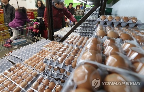 뚝뚝 떨어지는 계란값 [연합뉴스 자료사진]